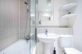 Chic 1 BR Apartment Near Shoreditch - 10 Min Walk Vacation rental in London