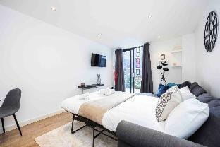 Chic 1 BR Apartment Near Shoreditch - 10 Min Walk Vacation rental in London