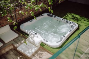 Town Centre Oasis with Two Hot Tubs Apartment in Cheltenham