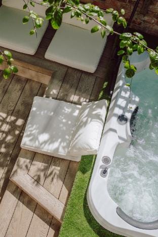 Town Centre Oasis with Two Hot Tubs Apartment in Cheltenham
