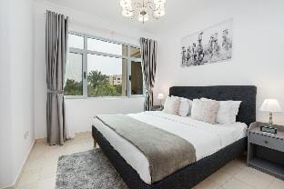 Lux BnB I Turia Tower I Lake & Garden Views Vacation rental in Dubai