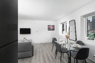 Skyvillion -vineyard Court- Enfield 1-bed Wgarden Apartment in Enfield