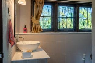 Verryn Khao Kho | บ้านพักหลังใหญ่สำหรับ 8 ท่าน ข้ามถนนถึงวัดผาซ่อนแก้ว Vacation rental in Laos