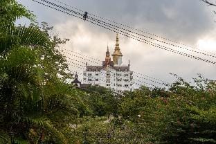 Verryn Khao Kho | บ้านพักหลังใหญ่สำหรับ 8 ท่าน ข้ามถนนถึงวัดผาซ่อนแก้ว Vacation rental in Laos