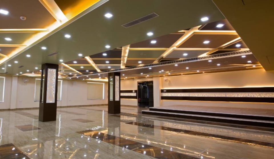 Hotel Maa Anjani Grand Inn Apartment in Uttar Pradesh