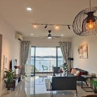 Luxury +Sea View Homestay@DANGA BAY YIJIA Homestay Apartment in Johor Bahru