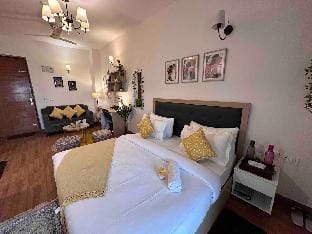 Sojourn Stays- Summer vibes Vacation rental in Noida