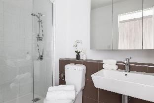 A Cozy 2BR Apt with Harbour Views, FREE Parking Vacation rental in Melbourne