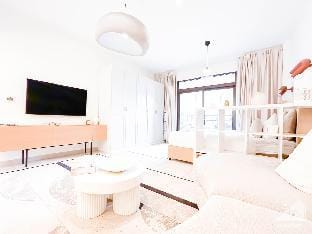 Cozy 1B Escape with Stunning Balcony Views Apartment in Dubai