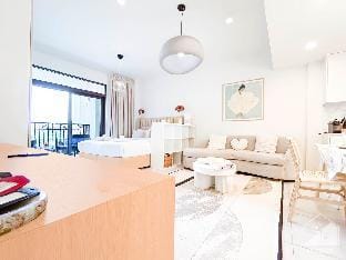 Cozy 1B Escape with Stunning Balcony Views Apartment in Dubai