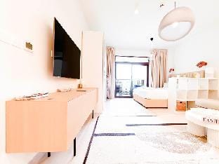 Cozy 1B Escape with Stunning Balcony Views Apartment in Dubai