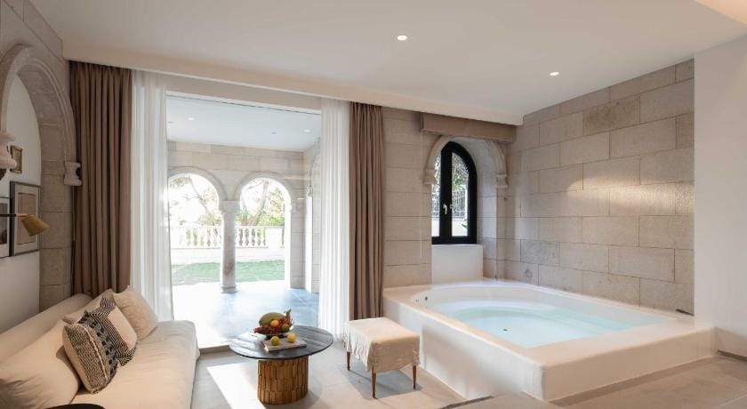 Miyue Shenzhen Roman Holiday Bubble Pool hotel Villa in Hong Kong