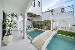 Meadow 1 Chic Style 2 BR w/ Rooftop Mini Golf Villa in North Kuta