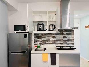 Artist's Haven: Creative Condo at Azure Apartment in Paranaque