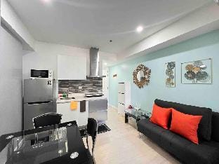 Artist's Haven: Creative Condo at Azure Apartment in Paranaque