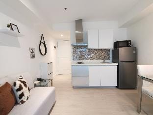 Clean & Cozy: Minimalist Condo at Azure Vacation rental in Paranaque