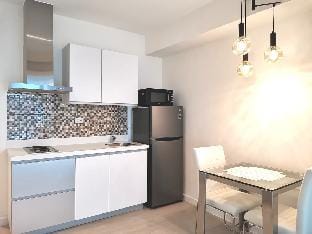 Clean & Cozy: Minimalist Condo at Azure Vacation rental in Paranaque