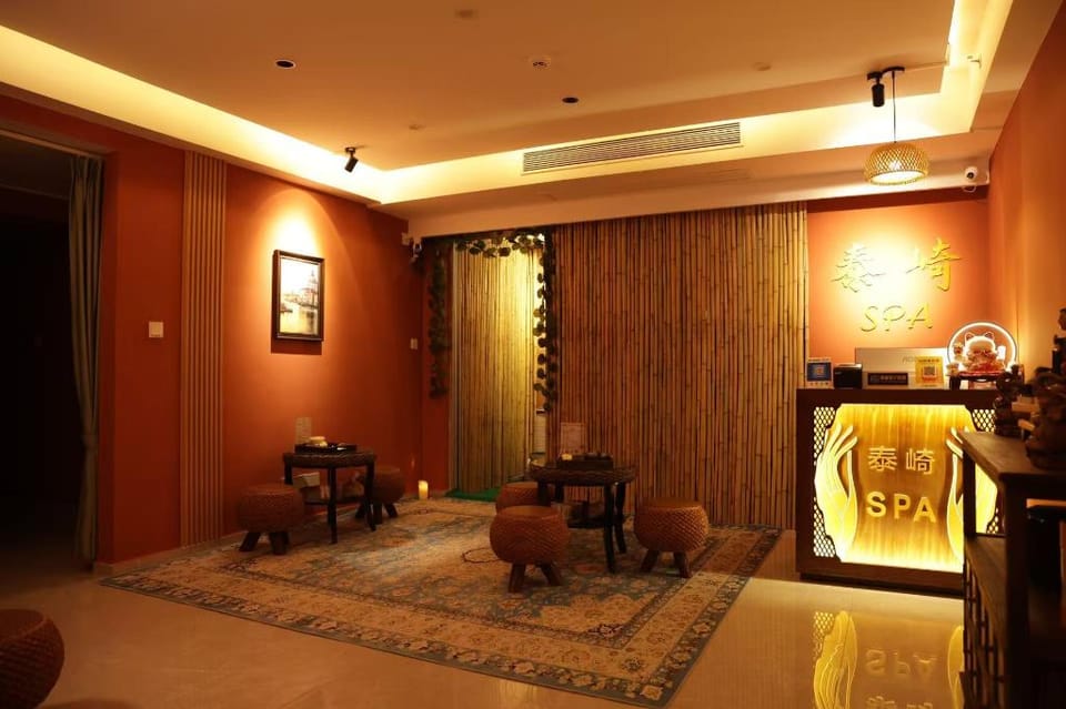 Zhuoyue Qingju (Shenzhen Convention and Exhibition Center) Hotel in Hong Kong