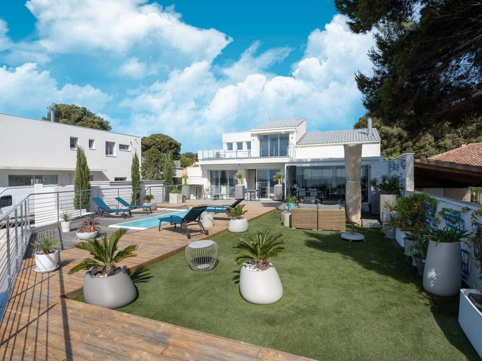 Villa with private pool and lagoon views Villa in Mèze
