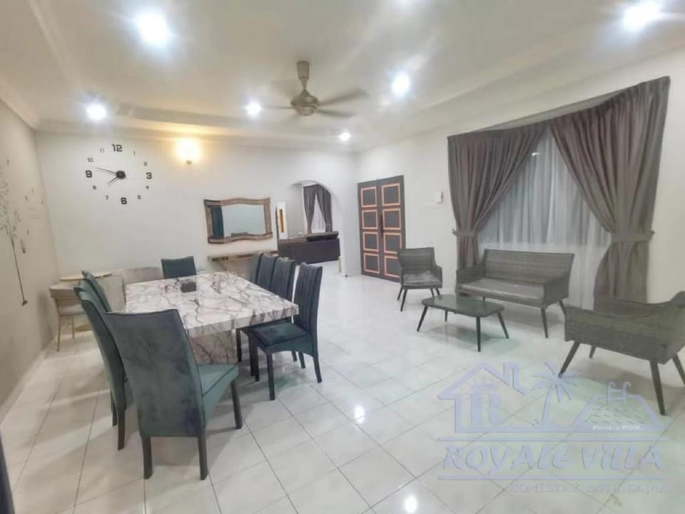 ROYALE VILLA -private pool- Batu Gajah, Perak. Vacation rental in Perak Tengah District