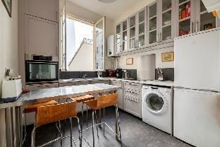 Luxury Home - Arc de Triomphe/Champs Elysees Apartment in Paris
