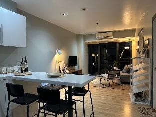 2 BR @ Knightsbridge Residences Vacation rental in Makati