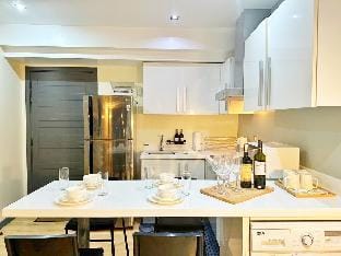 2 BR @ Knightsbridge Residences Vacation rental in Makati