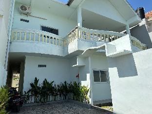 Modern 6BR Villa VENIRE I Canggu I Pool I Netflix Villa in North Kuta