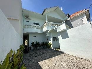 Modern 6BR Villa VENIRE I Canggu I Pool I Netflix Villa in North Kuta