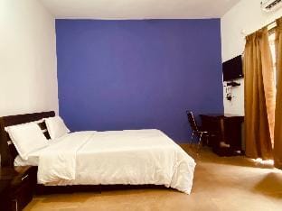 Lovely Ac Room Between Pune Airport Osho Garden Villa in Pune