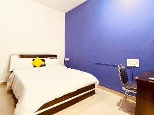 Lovely Ac Room Between Pune Airport Osho Garden Villa in Pune