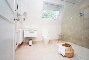Stylish Wood Street Apartment - City Centre Apartment in Bath
