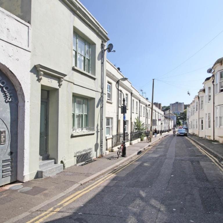 Artist Studio - Super Central Brighton - Sleeps 2/3 guests - Free Wifi Apartment in Brighton