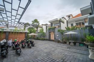 Modern 3 BR Private Pool Villa Near Kuta Beach Villa in Kuta