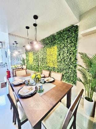 “Tropical Paradise: SM Ecoland, Netflix, Pool,Wifi Apartment in Davao City