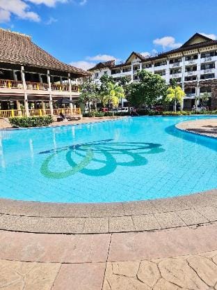 “Tropical Paradise: SM Ecoland, Netflix, Pool,Wifi Apartment in Davao City