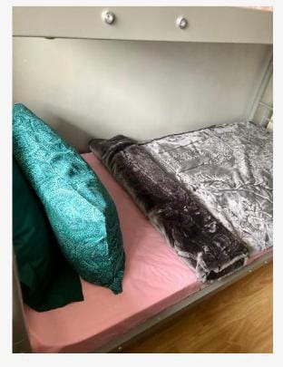 Female shared room near centre Paris Metro 5 Apartment in Île-de-France
