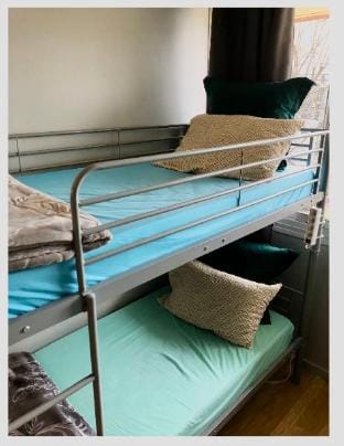 Female shared room near centre Paris Metro 5 Apartment in Île-de-France