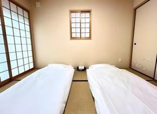 HIDAMARI 是适合家庭，朋友的民宿。最大可住9人，有四间卧室两个洗手间一个卧室一个免费停车位 Vacation rental in Osaka