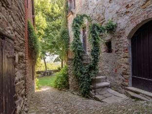 Guest House in Monferrato with Castle Views Villa in Liguria