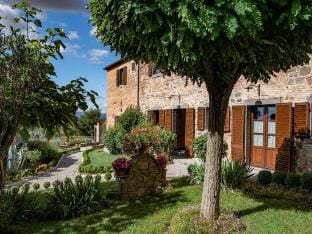 Farmhouse in Tuscany with Pool and Hill Views Villa in Umbria