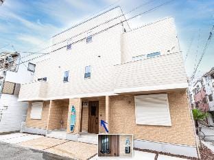 Pau-lele天下茶屋東A、ハワイ風デザイン、駅近、難波まで電車10分、広い部屋、出張も旅行も是非 Vacation rental in Osaka