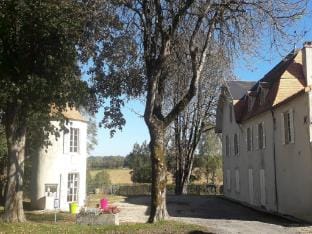Tasteful cottage in Sauze-Vaussais with terrace Vacation rental in Nouvelle-Aquitaine
