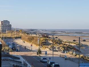 Corner apartment with frontal sea view Apartment in Middelkerke