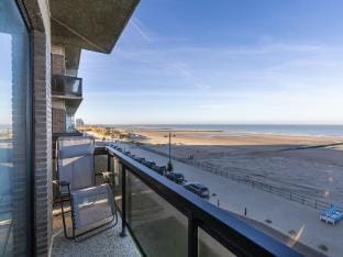 Corner apartment with frontal sea view Apartment in Middelkerke
