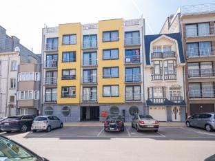 Spacious apartment with 3 bedrooms and garage Apartment in Middelkerke