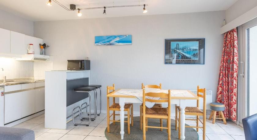 Corner studio with sea-views Hotel in Middelkerke