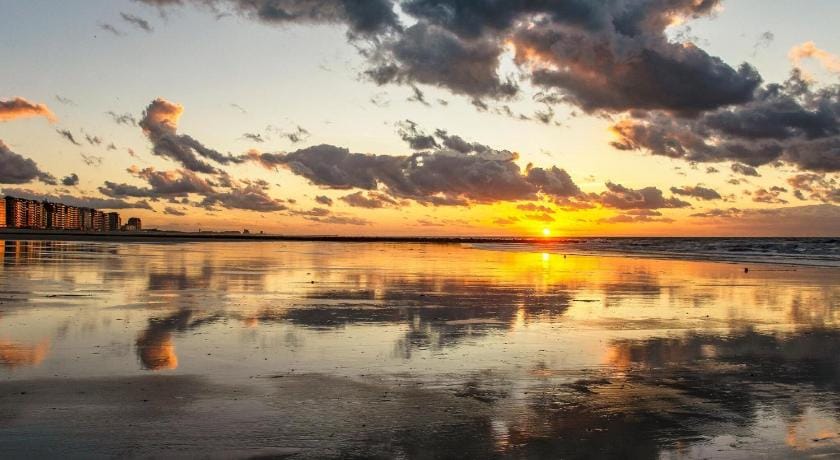 Corner studio with sea-views Hotel in Middelkerke