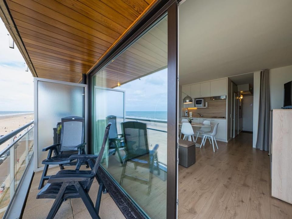 Studio on 6th floor for family Hotel in Middelkerke