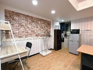 MRT 7min/大套房小廚房/全自動-洗脫衣機/百台電視频道 Apartment in Taipei City